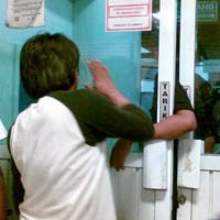 Pekerja Bongkar Muat Barang Tewas Tergencet di ITC Kuningan