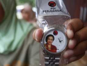 Jam Tangan Bergambar Mega Dibagikan di Minggu Tenang