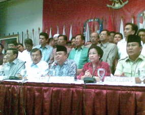  JK-Mega dan TK Temui Hasyim Muzadi di PBNU 