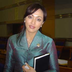 Kalahkan Hillary Clinton, Angelina Sondakh Politisi Terseksi