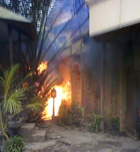 Semburan Air Bercampur Gas Bakar Rumah Warga Korban Lumpur