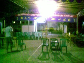 Warga Gresik Gotong Royong Dirikan TPS