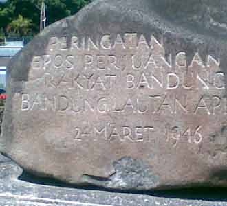 Tugu Batu di Balai Kota Tak Dikenal