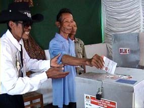 Anggota KPPS Berdandan ala Michael Jackson 