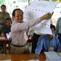 Gunakan Pakaian Adat, Warga Bali Mulai Nyontreng