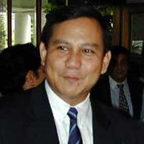 Dipersilakan Contreng Duluan, Prabowo Menolak & Pilih Antre