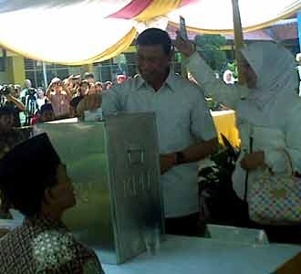 Wiranto dan Istri Nyontreng di TPS 14