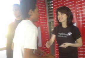 Magdalena Bagi-bagi Tiket di Jelambar, Penumpang Gembira