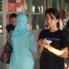 Seru Banget Ussy Bagi Tiket di Halte Ragunan