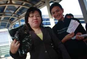 Wanda Hamidah Jadi Penjual Karcis Gratis Bus TransJ di Mampang