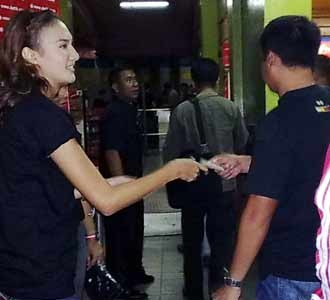Nadine & Tiket Gratis Hebohkan Blok M