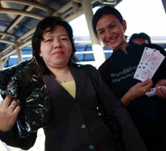Wanda Hamidah Bagi-bagi Tiket TransJ
