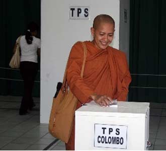 Bhikhuni Mencontreng di Colombo