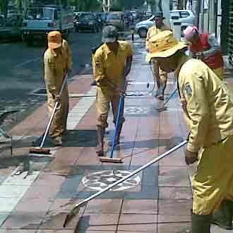 Pasukan Kuning Ngepel Trotoar