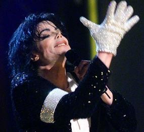Sembunyikan Kelainan Kulit, Michael Jackson Pakai Sarung Tangan?