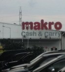 Kasir Makro Palembang Melakukan Penghitungan dengan Kalkulator 