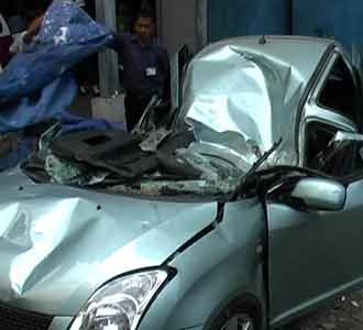 Mobil Jatuh dari Lantai 2 Giant Bekasi