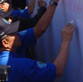 Peringati HANI, Pejabat dan Warga Corat-Coret Papan