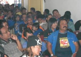 Puluhan Aremania Serbu Markas Arema