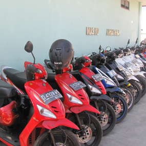 Tempat Parkir Tapi Mirip Showroom