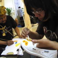 Kewalahan Order Sepatu Lukis