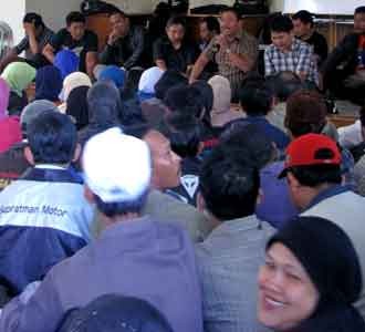 Buruh PT Grandtex Tuntut Kejelasan