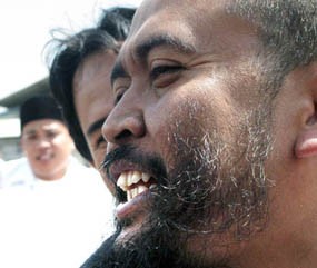 Jemput Paksa Syekh Puji, Tiga Mobil Polisi Dirusak 