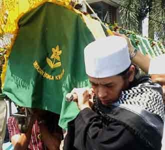 Teuku Ryan Memanggul Jenazah Ayah