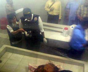 Polisi Temukan Sandal Merek Balinas Warna Hitam