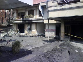 Bubble Terus Nyembur, Teras Rumah Warga Porong Amblas