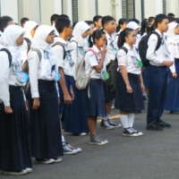 Biasakan Disiplin, 10 Siswa Baru Dicukur Guru