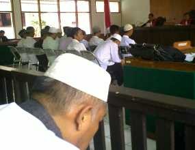 Sidang Perdana Kasus Bacip Disesaki Ratusan Warga