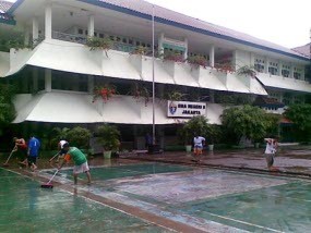 Protes Orangtua Murid ke Sekolah Dibubarkan Warga