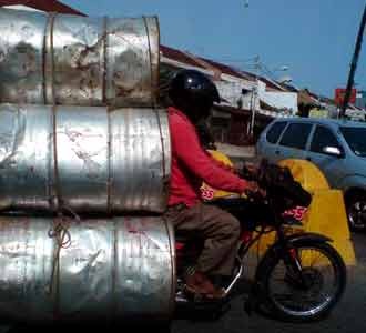 Mengangkut Drum, Melawan Bahaya