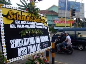 Karangan Bunga Untuk Pengendara Ugal-ugalan