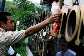 Aksi Kepedulian, Pemuda Lintas Agama Letakkan Bunga di Ritz Carlton