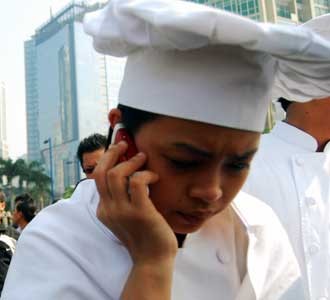 Korban Bom Sibuk Hubungi Keluarga