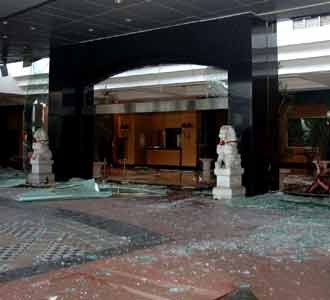 Kaca Lobi JW Marriott Hancur