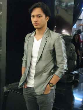 Nichola Saputra Menyihir Perempuan Dengan Memperganteng Diri