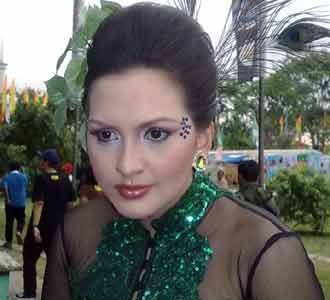 Donna Agnesia Cantik Dengan Kebaya