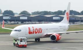 Kaca Depan Retak, Lion Air Mendarat Darurat di Makassar