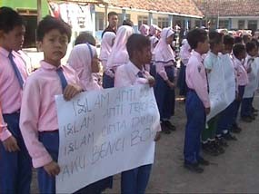 Puluhan Siswa SD di Kediri Kecam Ledakan Bom di Jakarta