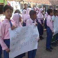 Puluhan Siswa SD di Kediri Kecam Ledakan Bom di Jakarta