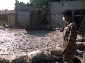 Rumah Hancur, Okky Tuntut Pemerintah Tanggung Jawab