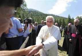 Lengan Patah, Paus Tak Bisa Menulis