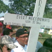  Evert Mocodompis Dimakamkan di TPU Tanah Kusir