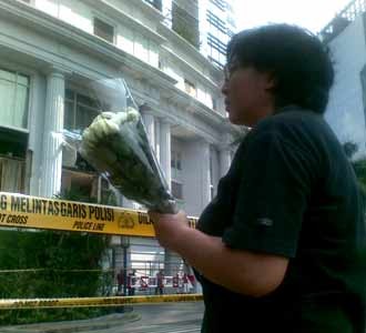 Warga Masih Padati Lokasi Ledakan