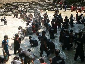 Warga Ngawi Ramai-ramai Ikuti Ritual Awet Muda