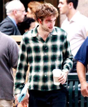 Robert Pattinson Memar dan Berdarah di Remember Me