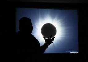 Astrolog: Gerhana Matahari Total Berarti Kekerasan & Kerusuhan di Dunia